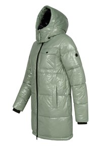 Podložena parka jakna v svetlo zeleni barvi, z velikim šalom, črnim zadrgo, dvema sprednjima žepoma in rebrastimi manšetami za dodatno toploto.