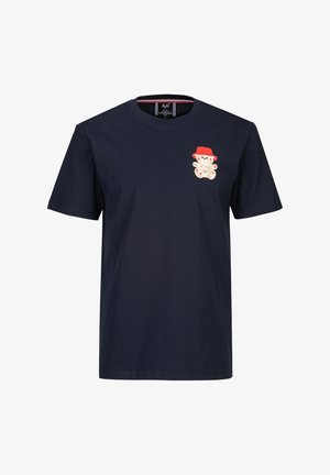 Donkerblauw T-shirt met korte mouwen en een kleine teddybeer met een rode hoed op de linkerborst gedrukt.
