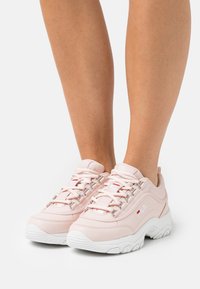 Fila STRADA - Sapatilhas - peach whip