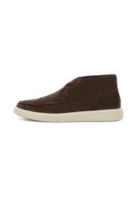 Zapato casual de ante marrón, de altura hasta el tobillo, con suela de goma blanca y cordones, exhibido sobre un fondo blanco.
