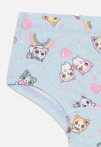 Mutandine per bambini di colore azzurro leggero, realizzate in un tessuto morbido, con un motivo giocoso di gattini dei cartoni animati, arcobaleni e bolle in vari colori.