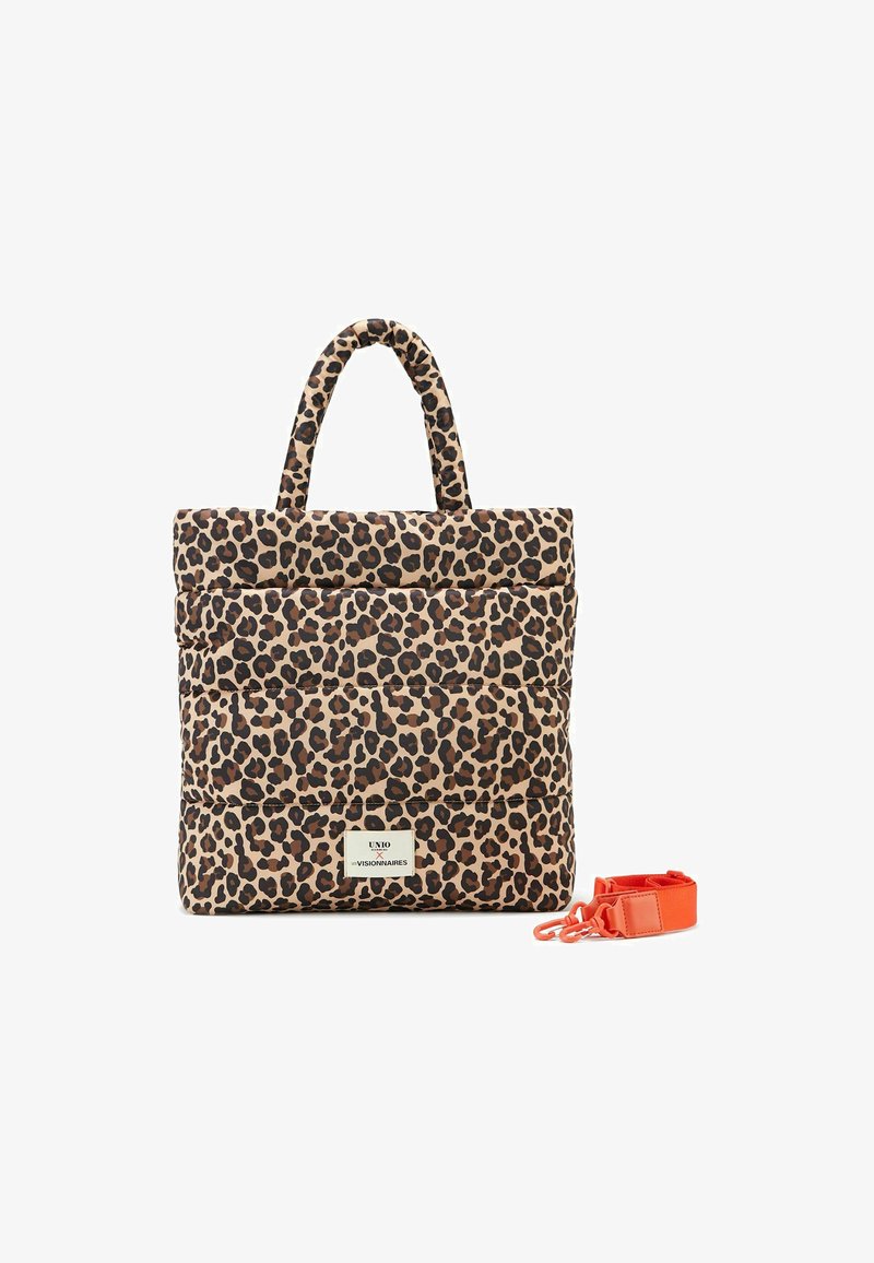 Sac fourre-tout en imprimé léopard avec deux poignées courtes, design rembourré et une sangle orange amovible avec un fermoir en métal.