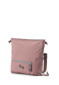 Rosa Nylon-Tasche mit rechteckiger Form, ausgestattet mit einer vorderen Zippertasche, einem verstellbaren Schulterriemen und zwei dekorativen Knöpfen.