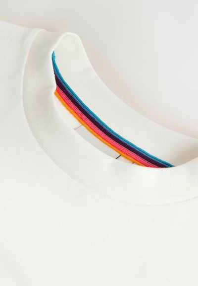 Camiseta blanca de cuello redondo con detalle de rayas multicolor en el interior del cuello en azul, morado, rosa y naranja.