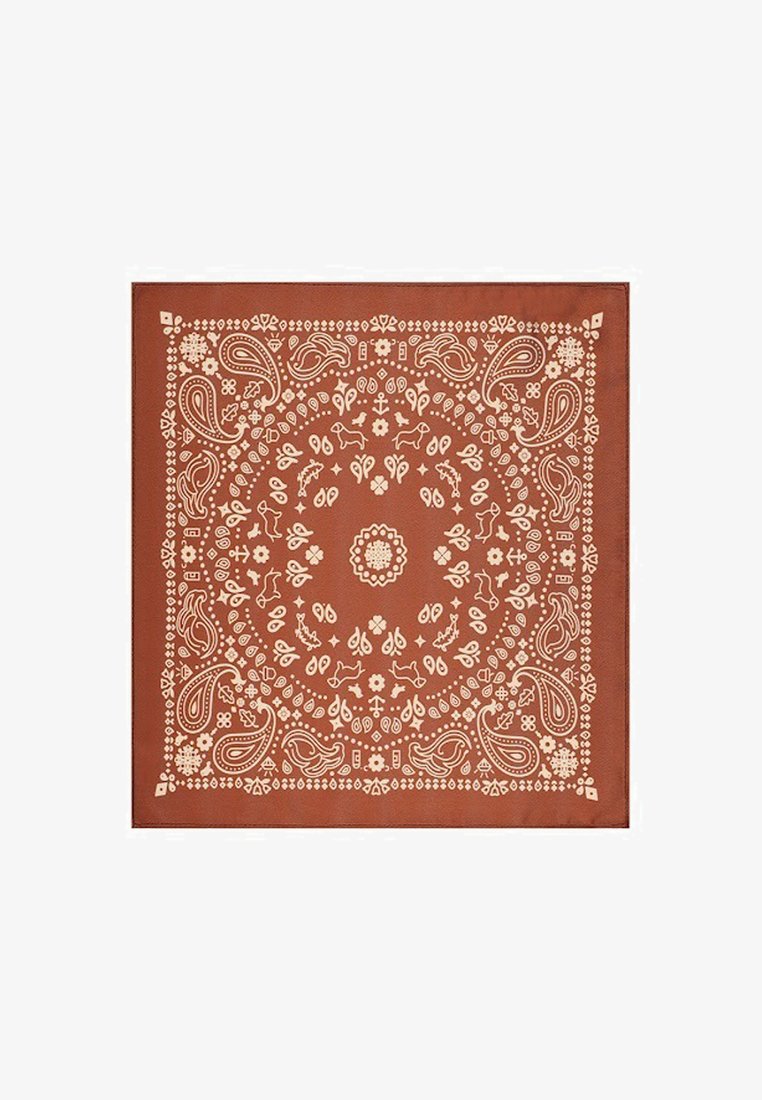 Rdzawobrunatna chustka z misternym kremowym wzorem paisley, kwiatowym i zwierzęcym, ułożonym w koncentryczne kręgi oraz dekoracyjną ramkę.