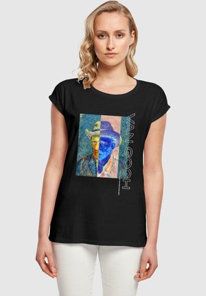 Svart T-skjorte med korte ermer som har et trykk av et Van Gogh kunstverk i blå, oransje og gule toner, med stilisert tekst på siden.