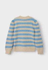 Beige und blaue horizontal gestreifte Rippstrickpullover mit gepufften langen Ärmeln und Rundhalsausschnitt, flach auf einem weißen Hintergrund ausgestellt.