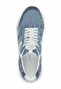 Sneakers blu denim con una toma a trama, lacci bianchi e suola in gomma bianca. Presentano una punta rotonda e un marchio sottile sul lato.