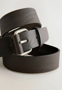 Dunkelbrauner Leder-Gürtel mit silberner Metallschnalle und rechteckigem Rahmen auf weißem Hintergrund.