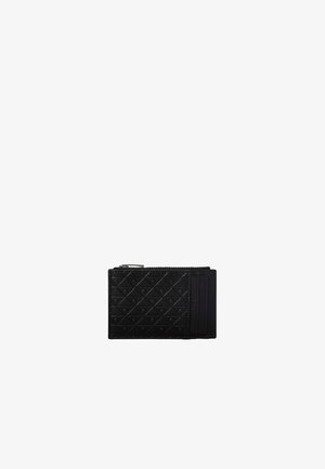 Porte-cartes en cuir noir avec motif embossé, trois emplacements pour cartes sur un côté et un compartiment zippé sur le dessus.