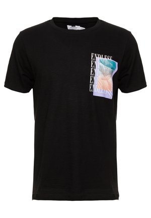 Sort T-shirt med korte ærmer og et lille motiv på venstre bryst med en pastelfarvet palme og det gentagne ord "ENDLESS."