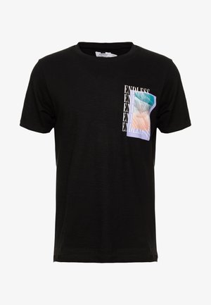 Schwarzes T-Shirt mit kurzen Ärmeln und einer kleinen Grafik auf der linken Brust, die einen pastellfarbenen Palmenbaum und das wiederholte Wort „ENDLESS“ zeigt.