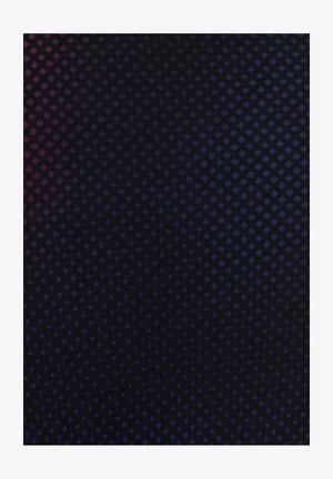 Zwarte stof met een ruitpatroon in verschillende tinten blauw en paars. De textuur lijkt glad met een lichte glans.