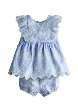 Vestido de bebé azul claro y cubrepañales a juego con bordado floral de encaje blanco y mangas cortas con volantes.