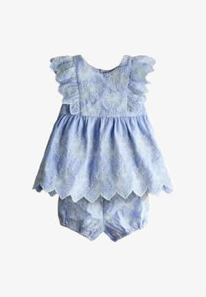 Gaiši zilas bērnu kleitas un atbilstoši bikšu apakšbiksītes ar baltu ziedu mežģīņu izšuvumu un volānu piedurknēm.