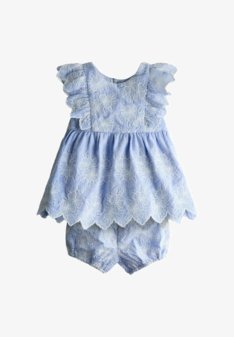 Vestitino azzurro chiaro per bambina con mutandine abbinate, ricamato con pizzo floreale bianco e maniche corte a sbuffo arruffate.