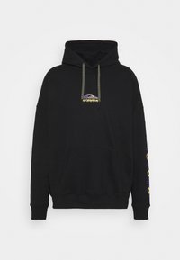 Felpa nera con cappuccio e tasca a marsupio frontale, cordini verdi e una piccola grafica multicolore sul petto. Presenta accenti decorativi sui maniche.