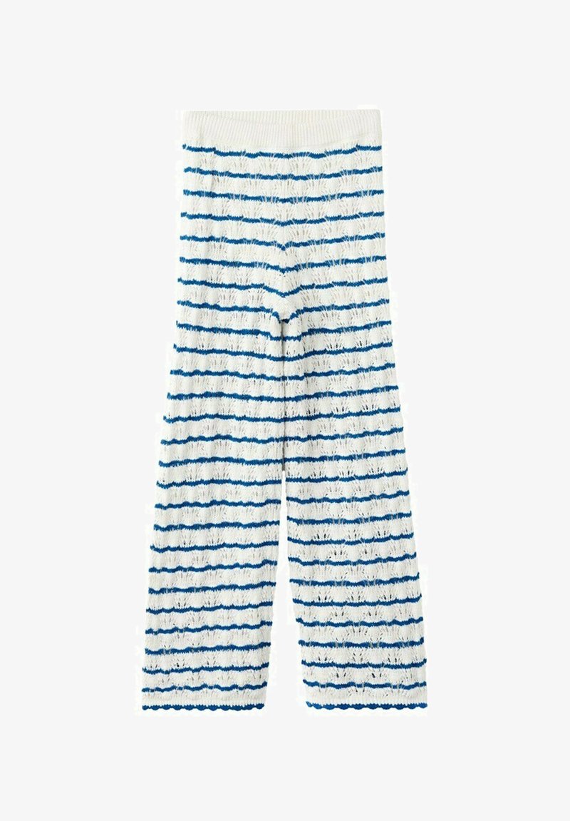 Pantalon blanc en tricot avec des rayures horizontales bleues et un design à jambes évasées, présentant un motif texturé en maille ouverte.