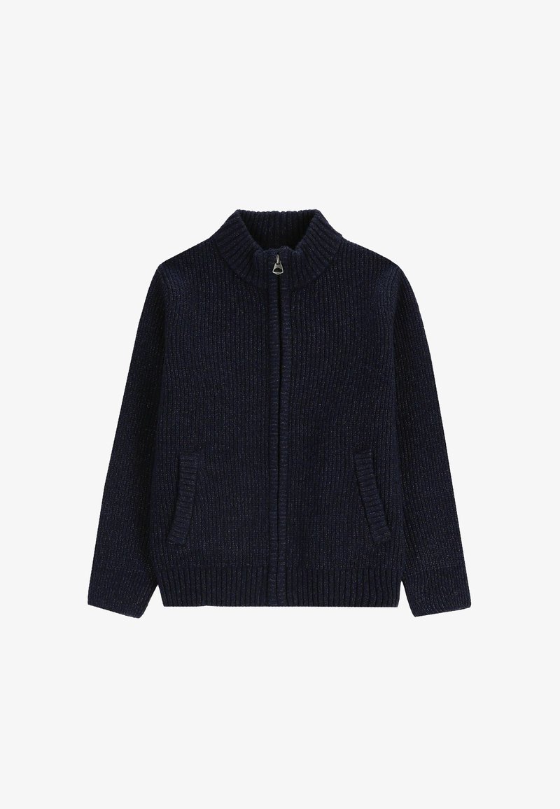 Granatowy dziergany sweter z ryżowym splotem, wysoki kołnierz, zamek błyskawiczny z przodu oraz dwie boczne kieszenie. Prosty, dopasowany krój.