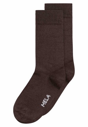 Paar dunkelbrauner Knöchelsocken mit gerippten Bündchen und dem Schriftzug "MELA" in Weiß im Fußbereich.