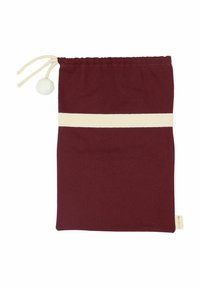 Bordeauxrode stoffen zak met trekkoord, voorzien van een crèmekleurige horizontale streep en een pompon aan het koord, met een gestikte label in de onderste hoek.