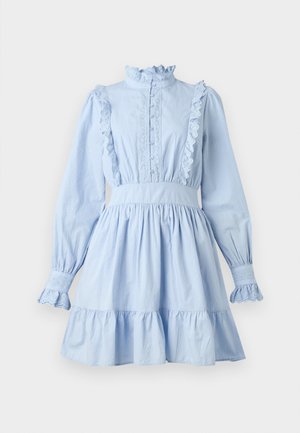 Robe bleu clair à manches longues, col volanté, patte de boutonnage et accents en dentelle. Dotée d'une taille cintrée et d'une jupe évasée avec un ourlet à volants.