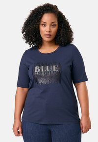 Samoon KURZARM RUNDHALS MIT VERZIERTEM WORDING - T-Shirt print - dark lake blue gemustert