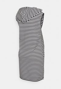 Vestido sem mangas, às riscas pretas e brancas, com capuz, apresentando uma forma ajustada e tecido suave, exibido de um ângulo lateral.