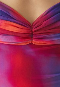 Top aderente in tessuto a rete sfumato con vivaci tonalità di rosso, arancione e viola, caratterizzato da un design arricciato centrato sul colletto.