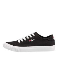 Sneaker nera in tela con lacci bianchi e suola in gomma. Presenta il logo Fila rosso e bianco sul lato e una punta in gomma testurizzata.