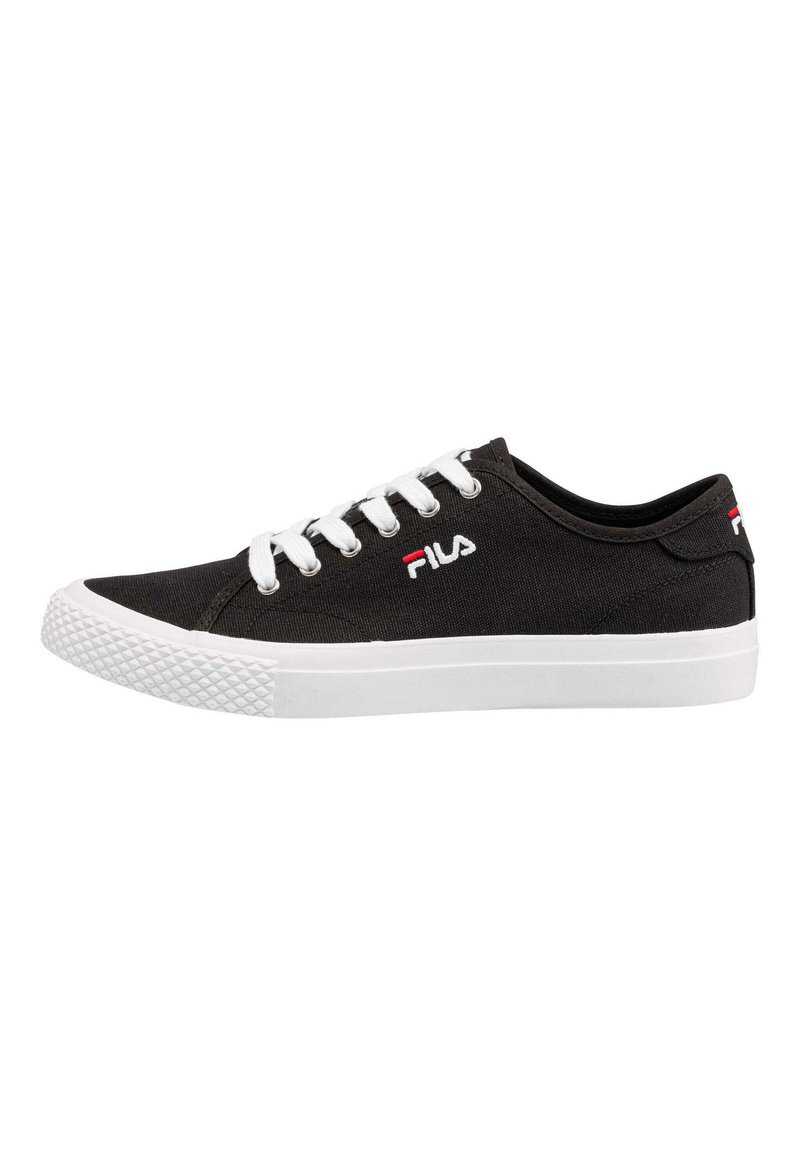 Sneaker nera in tela con lacci bianchi e suola in gomma. Presenta il logo Fila rosso e bianco sul lato e una punta in gomma testurizzata.