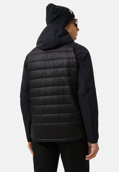 Polstret sort jakke med hætte og et elegant design. Har en glat, blank overflade på toppen, der kontrasterer med de matte sider.