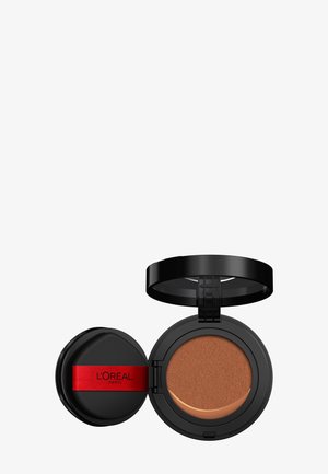 Kompakt sort make-up taske med åben låg, der viser brun pudderfoundation og sort applikatorpude med rød L'Oréal Paris mærkat.