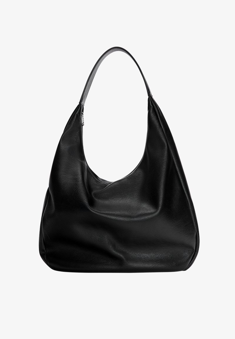 Zwarte leren hobo tas met een slouchy ontwerp, brede schouderband en een gladde textuur. Heeft een enkele ritssluiting aan de zijkant.