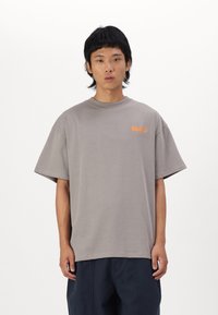 LEGACY STUDIOS Triko s potiskem - charcoal grey