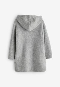 Šedá mikina vyrobená z jemného, texturovaného materiálu. Obsahuje kapuci, dlouhé rukávy a volný střih se rovnými okraji. Zobrazeno z pravého pohledu.