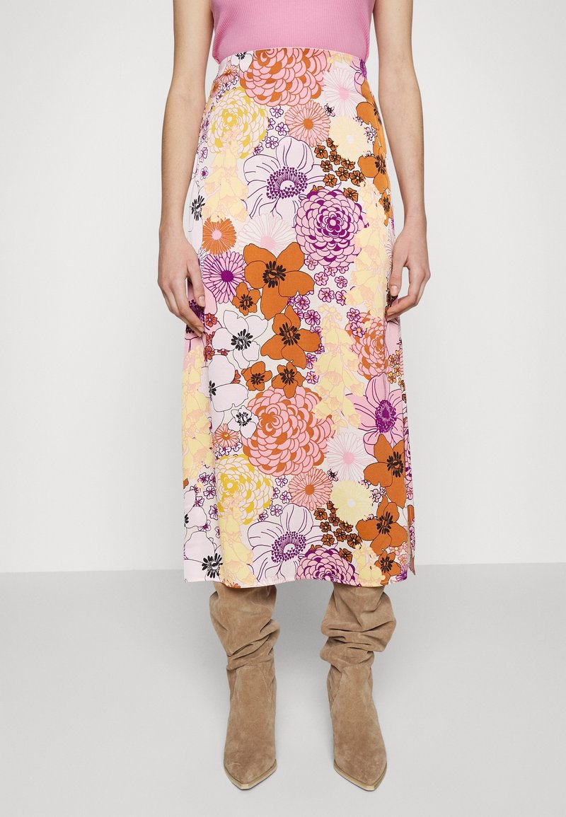 Blumiges Midikleid mit einer Mischung aus rosa, orange und gelben Blüten auf einem hellen Hintergrund; aus einem weichen Stoff mit glatter Textur gefertigt.