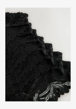 Tessuto in pizzo nero con intricati motivi a foglia, caratterizzato da bordi smerlati e bande elastiche. Testurizzato con intrecci aperti e sezioni lisce.