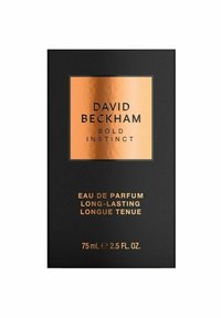 Musta laatikko, jossa on kiiltävä kuparilappu, jossa lukee "David Beckham Bold Instinct" ja tuoteinfo kultakirjaimin. 75 mL Eau de Parfum.