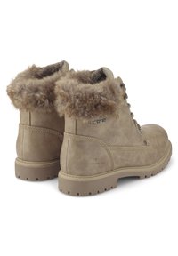 Bottes montantes couleur fauve avec bordure en fausse fourrure, dessus synthétique texturé, semelle robuste et logo de marque sur le côté. Conception solide pour une utilisation en extérieur.