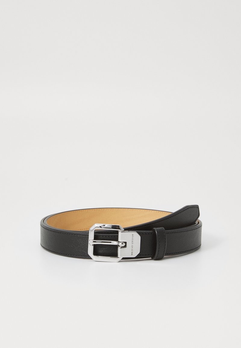 Ceinture en cuir noir avec une boucle en métal argenté. Texture lisse, design plat et intérieur contrastant de couleur tan clair. Ajustable avec une boucle.