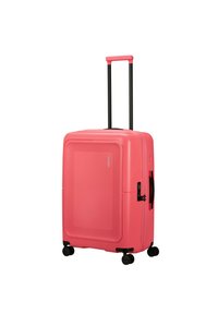 Valigia rigida di colore rosa vivo con superficie testurizzata, manico nero retrattile e quattro ruote per una facile mobilità.