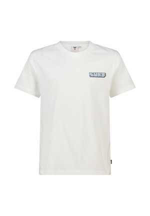 T-shirt blanc à manches courtes avec col rond et petit logo "SURF" en lettres bleues majuscules sur le côté gauche de la poitrine.
