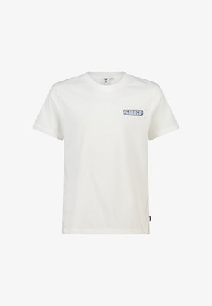 Witte T-shirt met korte mouwen, ronde hals en klein blauw logo met blokletters "SURF" op de linkerborst.