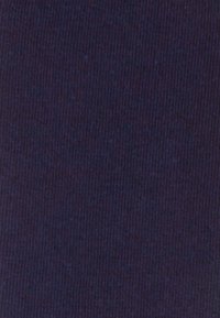 Tejido acanalado en azul marino, con una textura suave y un patrón uniforme, adecuado para prendas o accesorios. Sin detalles o hardware visibles.