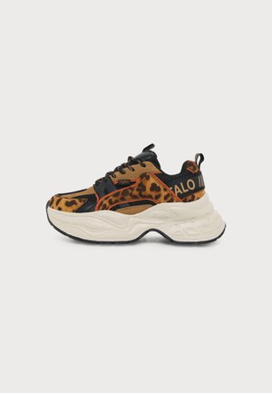 Pantof sport robust cu panouri cu imprimeu de leopard, accente negre și maro, talpă albă groasă, șireturi negre și text mare "BUFFALO" pe curea la călcâi.