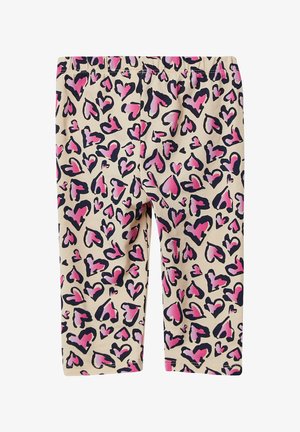 Stretch leggings met een elastische tailleband, met een beige achtergrond en een kleurrijk patroon van roze en zwarte harten.