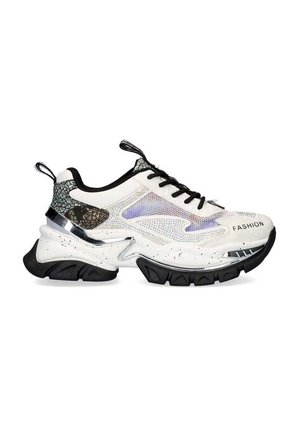 Zapatilla blanca con acentos negros, parte superior de malla, detalles metálicos y una suela texturizada. "FASHION" impreso en el lateral. Elementos de diseño moteados.
