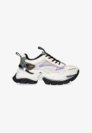 Zapatilla blanca con acentos negros, parte superior de malla, detalles metálicos y una suela texturizada. "FASHION" impreso en el lateral. Elementos de diseño moteados.