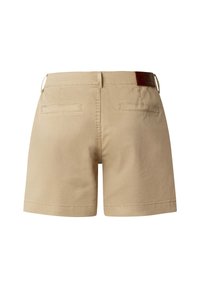 Beige bomuldsshorts med to baglommer med paspolering, bæltestropper og et lille mørkebrunt lædermærke med mærkenavn på linningen.